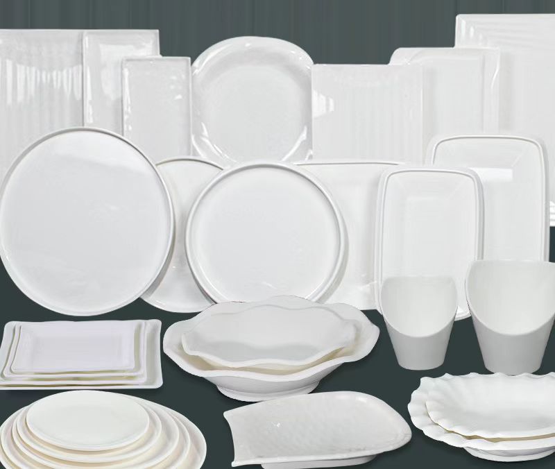 A melaminutánzatú porcelán edényeket főként melaminból és formaldehidből szintetizálják